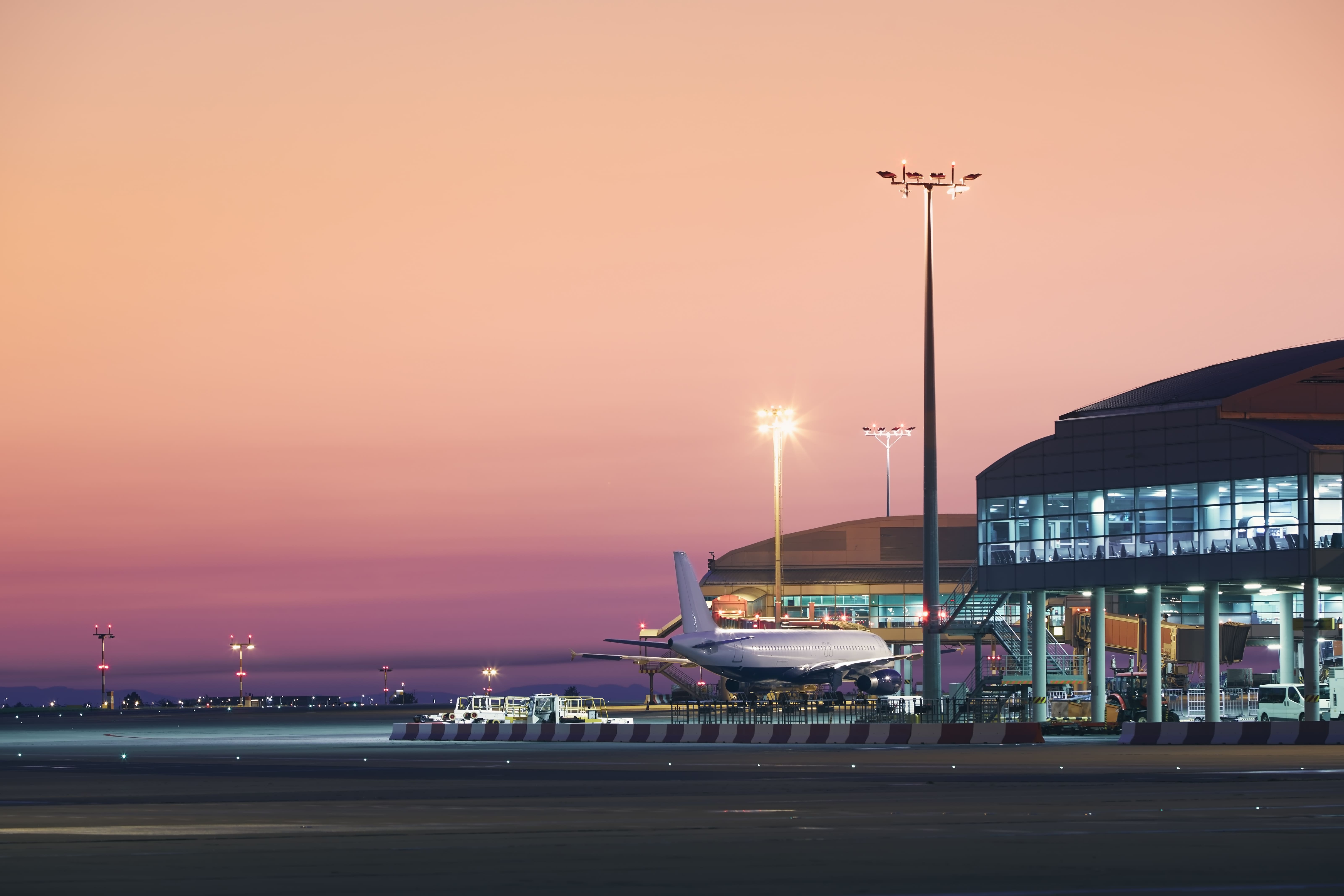 Parcare Otopeni lângă Aeroportul Henri Coandă - vedere panoramică a parcării asfaltate